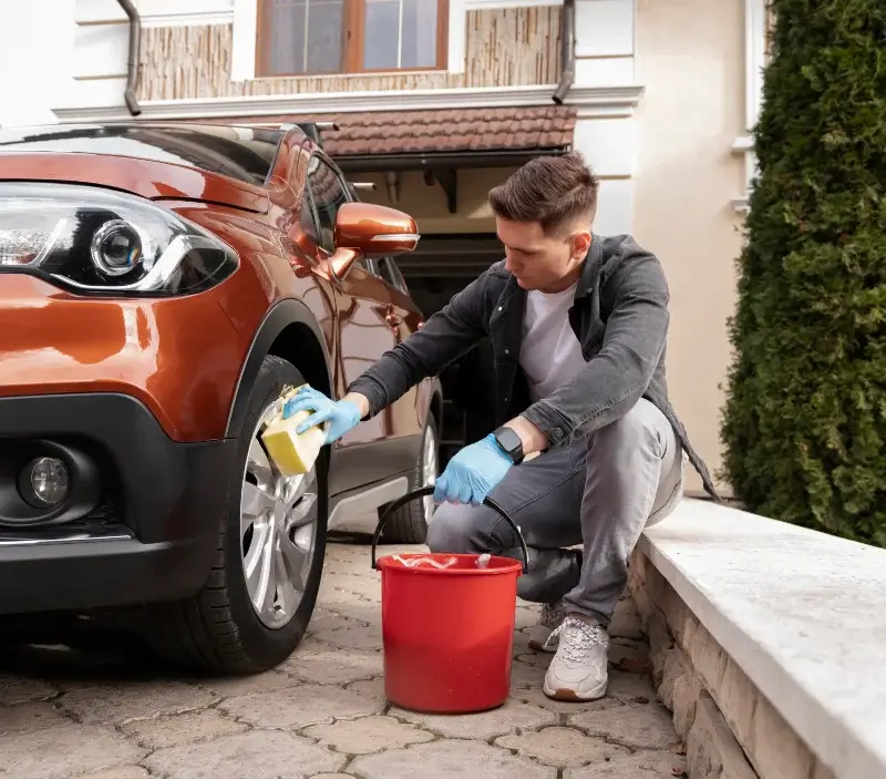 Lavage auto à domicile Pérignat-lès-Sarliève : professionnel intervenant sur un véhicule